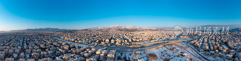 航拍雅典北部黄昏雪中的全景照片- Halandri, Chalandri, Vrilissia, Marousi, Attiki Odos和Parnitha, Imittos, Penteli山